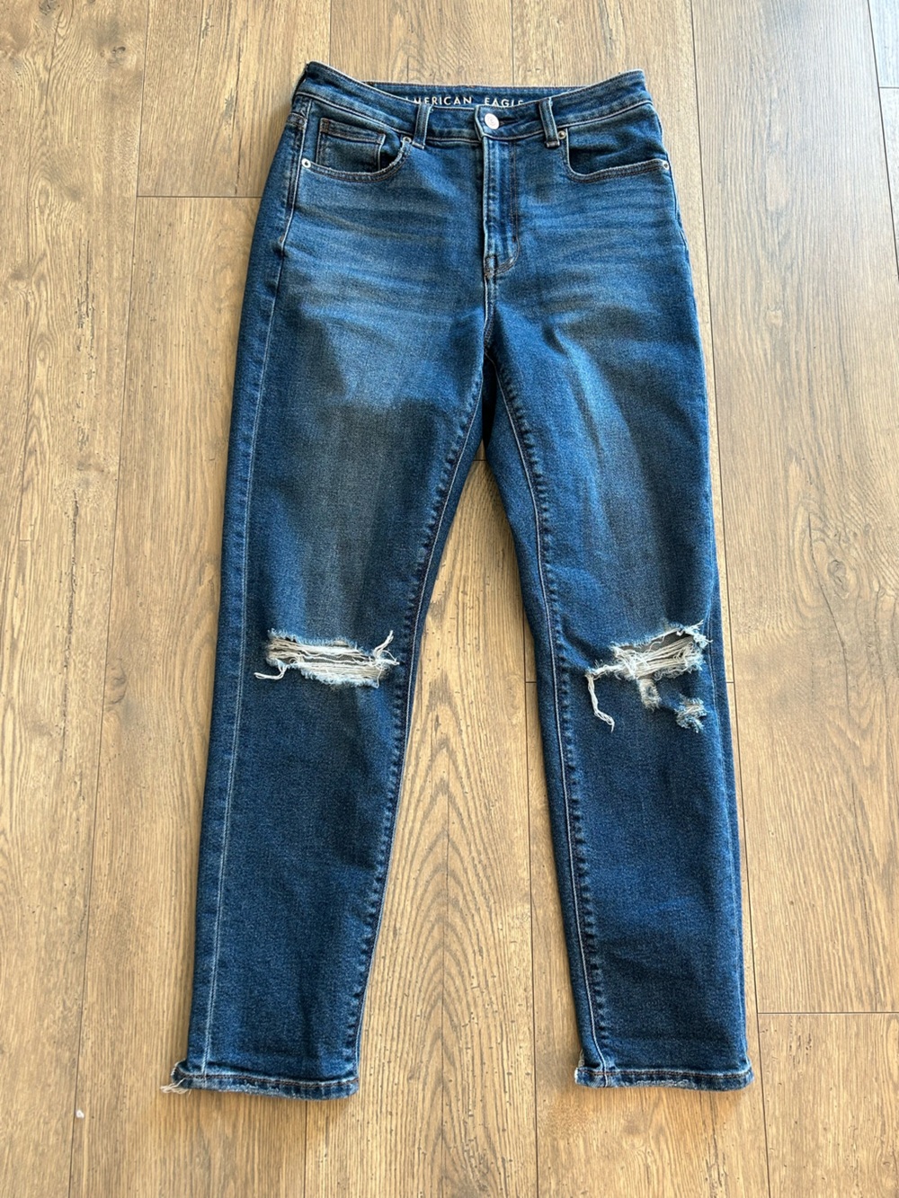 🦅 American Eagle Outfitters Distressed Mom Jeans